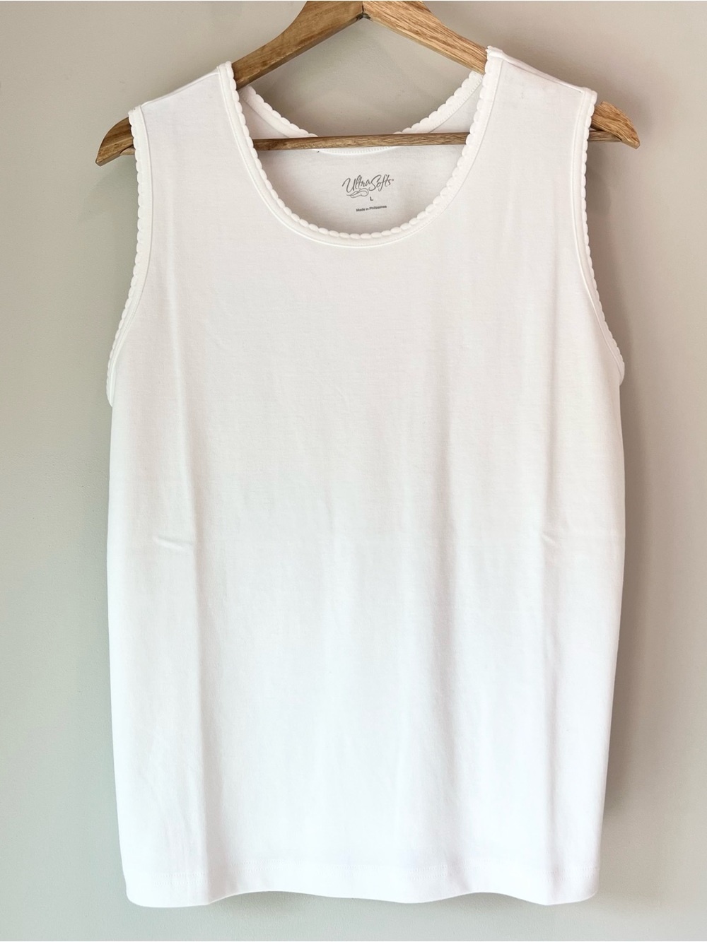 White Scoop Neck Tank Top with Scalloped Trim Wide Shoulder Straps Size L